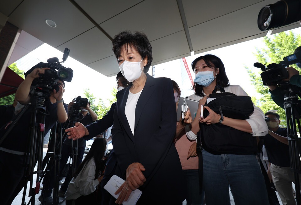 사회부총리 겸 교육부 장관으로 지명된 박순애 서울대 행정대학원 교수가 27일 여의도에 마련된 인사청문회 준비 사무실로 출근하고 있다. /연합뉴스