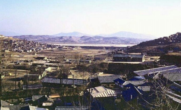 1959년 한남동 일대 모습. 이태원 공동묘지가 있던 자리에 주택이 하나 둘씩 들어서고 있다. /독자제보