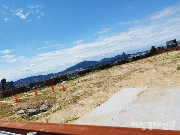 최근 유해 61구가 발견되면서 주택 건설 공사가 중단된 한남동 주택 공사 현장. /김현우 기자