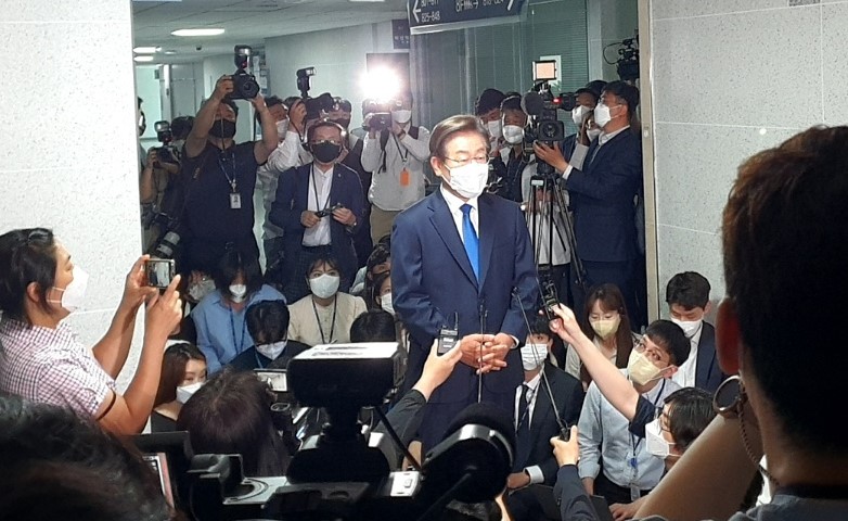 7일 국회에 첫 등원한 이재명 더불어민주당 의원이 의원회관 사무실 앞에서 소회를 밝히고 있다. / 오수진