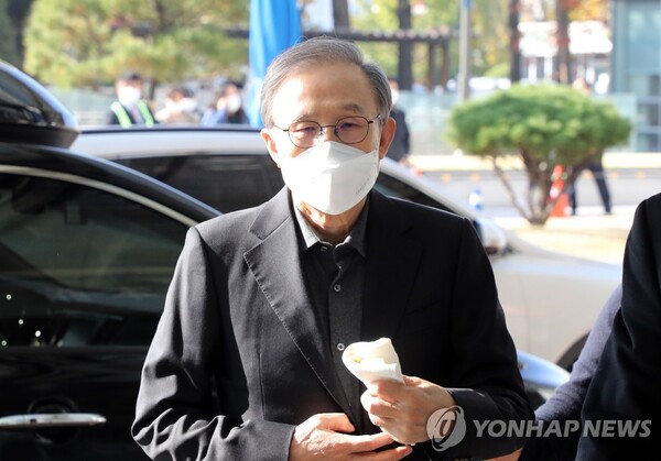 회사 자금 횡령과 뇌물 수수 혐의 등으로 29일 대법원 상고심에서 징역 17년이 확정된 이명박 전 대통령이 2020년 10월 진료를 위해 종로구 서울대학병원으로 들어서고 있다. /연합뉴스