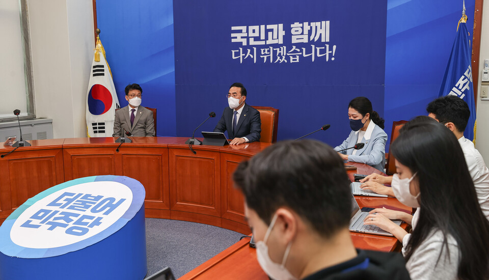 더불어민주당 박홍근 대표 직무대행 겸 원내대표가 8일 오전 국회에서 비상대책위원회 구성 등 현안 관련 기자간담회를 하고 있다. /연합뉴스
