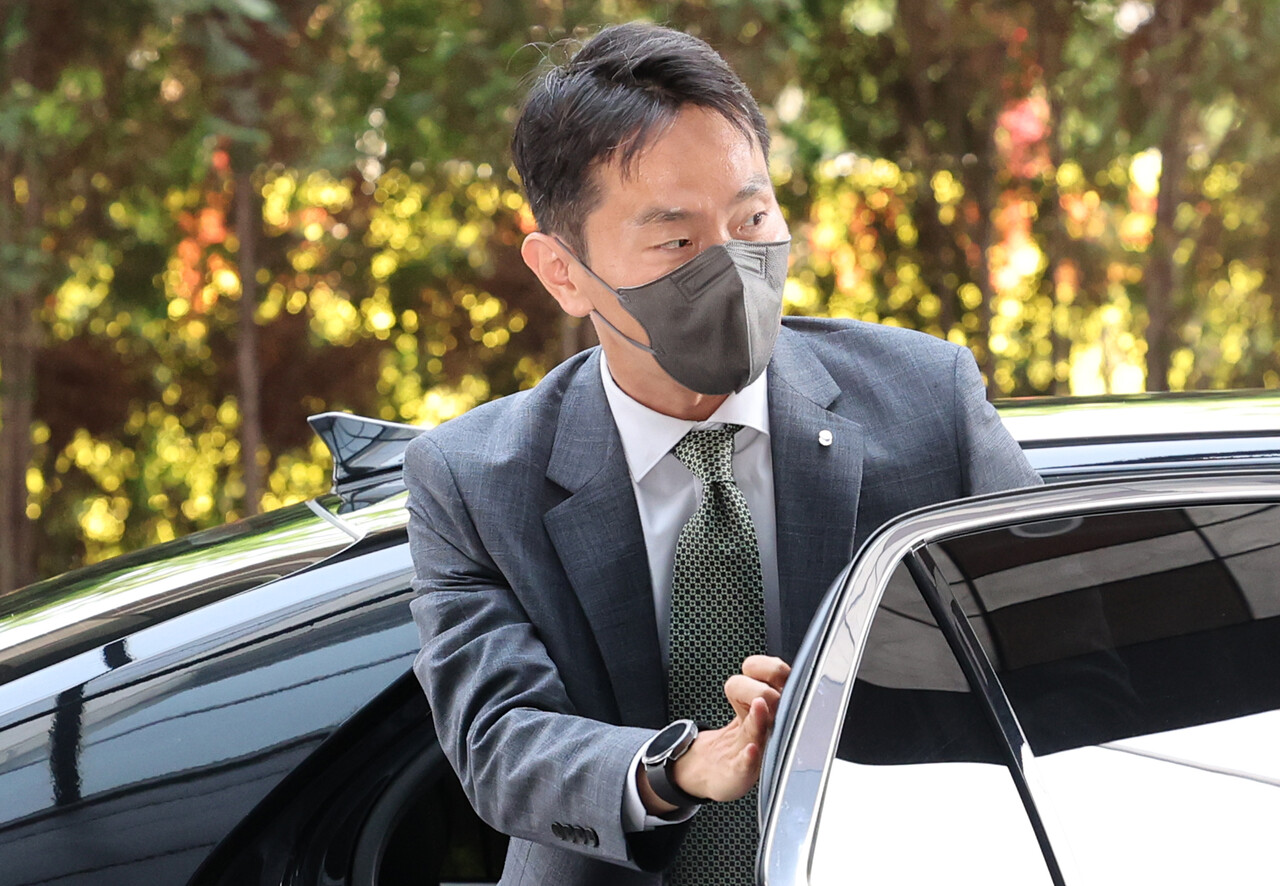 이복현 금감원장이 8일 여의도 사무실로 출근하고 있다. /연합뉴스