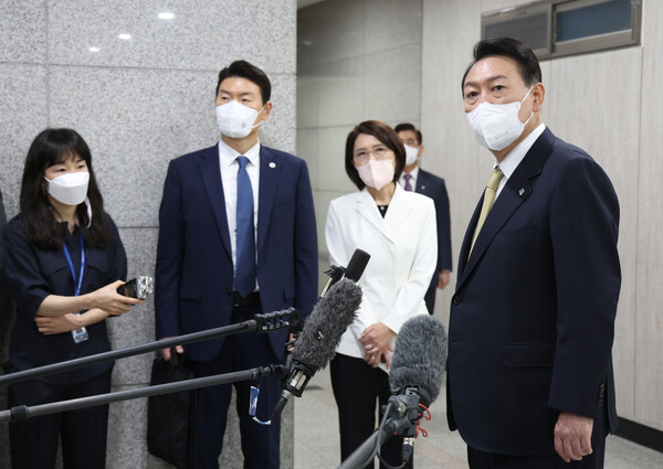 윤석열 대통령이 8일 오전 서울 용산 대통령실 청사로 출근하며 기자들과 질의응답을 하고 있다. /연합뉴스