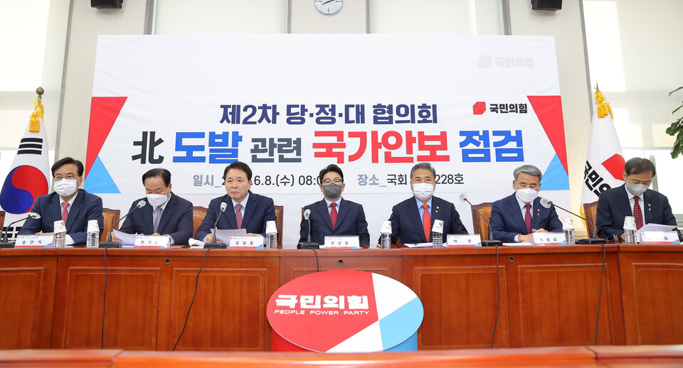 국민의힘 성일종 정책위의장이 8일 서울 여의도 국회에서 열린 '북 도발 관련 국가안보 점검 당·정·대 협의회'에서 발언하고 있다. 왼쪽부터 국민의힘 송언석 원내수석부대표, 한기호 사무총장, 성일종 정책위의장, 권성동 원내대표, 박진 외교부 장관, 이종섭 국방부 장관, 김기웅 통일부 차관. /국회사진기자단=연합뉴스