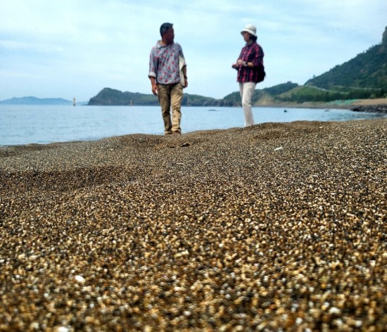 비치코밍을 함께 하는 우리 부부. 배우자가 진정으로 즐기는 것이 무엇인지 생각해 본다. 함께 해야 오래 간다. /사진=한익종
