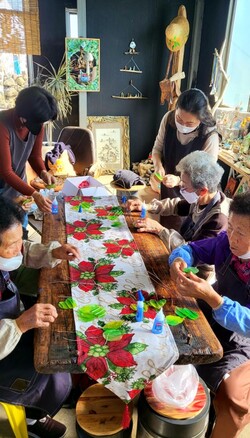 해녀출신 어르신들에게 취미교실을 열어드리고 있다. 대부분이 자신의 좋아하는 일, 즐기는 일이 무엇인지 모르고 삶을 마감한다. /사진=한익종