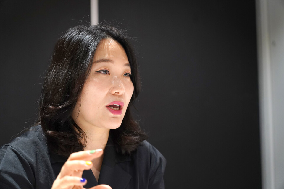 최서윤 디자인얼라이언스 대표가 지난 2일 성남 분당구에 위치한 사무실에서 여성경제신문과 인터뷰를 하고 있다. /장세곤 기자