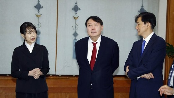 2019년 7월 윤석열 신임 검찰총장(가운데)과 부인 김건희 씨(왼쪽)가 청와대에서 열린 임명장 수여식에서 조국 민정수석과 얘기를 나누고 있다. /연합뉴스