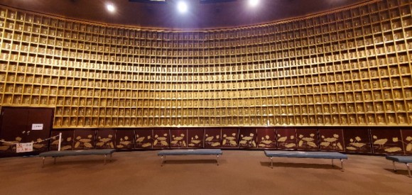 전망대에서 내려오는 길에 들른 불상이 있는 방. 현기증이 났다. /사진=양은심