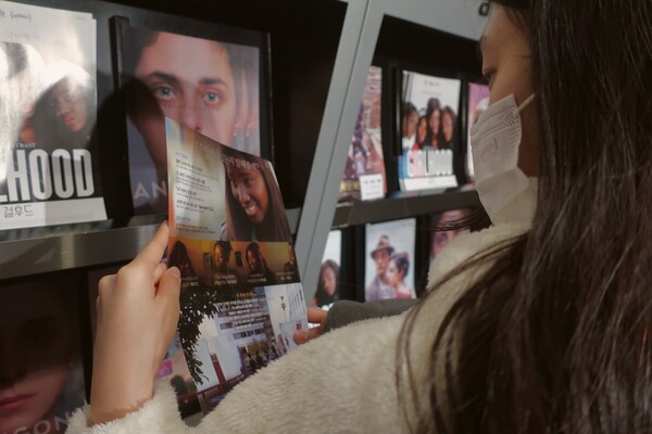 영화 팸플릿을 구경하는 관람객 모습 /한채희