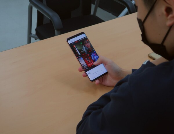 온라인으로 현재 상영작을 확인하는 모습 /한채희