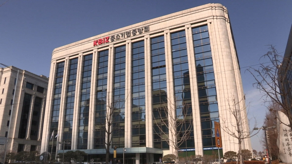 중소기업중앙회가 치솟는 원자재 가격 상승률에 비해 납품 단가 상승률이 턱없이 낮은데 대해 ‘납품단가 연동제’ 도입을 촉구하고 나섰다. /연합뉴스