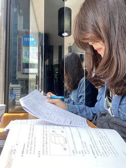 고사장 근처 카페에 있는 필자. /사진=민은미