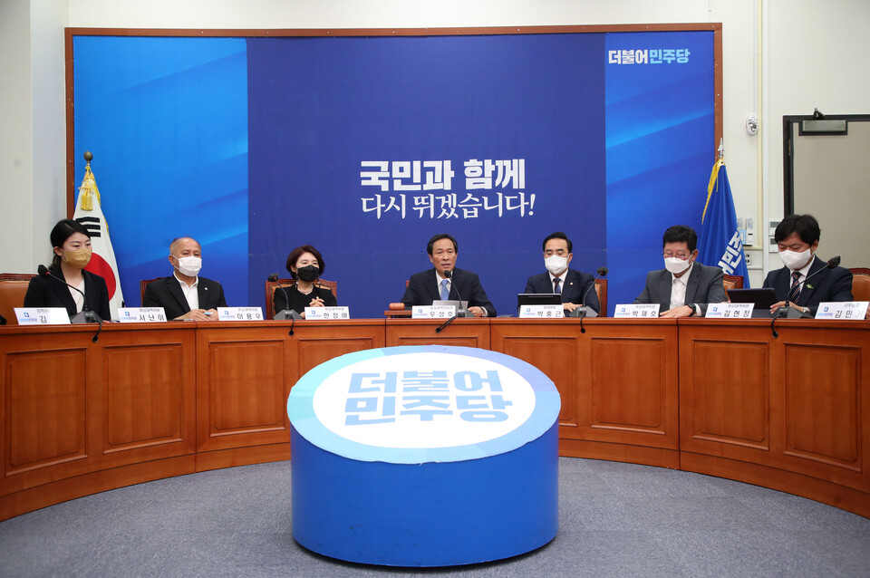 13일 국회에서 더불어민주당 비상대책위원회의가 열리고 있다. 왼쪽부터 서난이·이용우·한정애 비대위원, 우상호 비대위원장, 박홍근 원내대표, 박재호·김현정 비대위원. / 연합뉴스