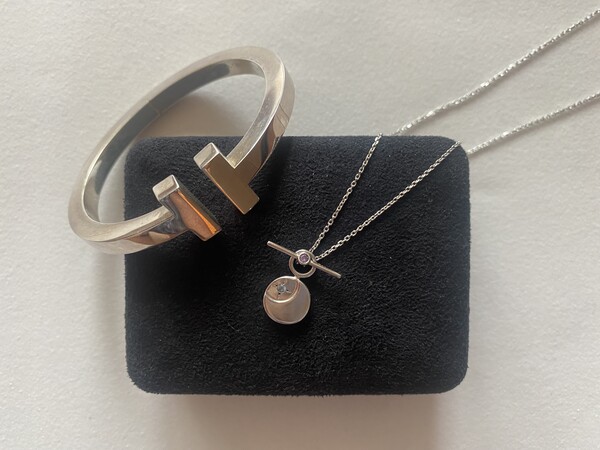 올 초 아들에게 선물한 BTS 목걸이와 공연에서 낀 팔찌. /사진=민은미