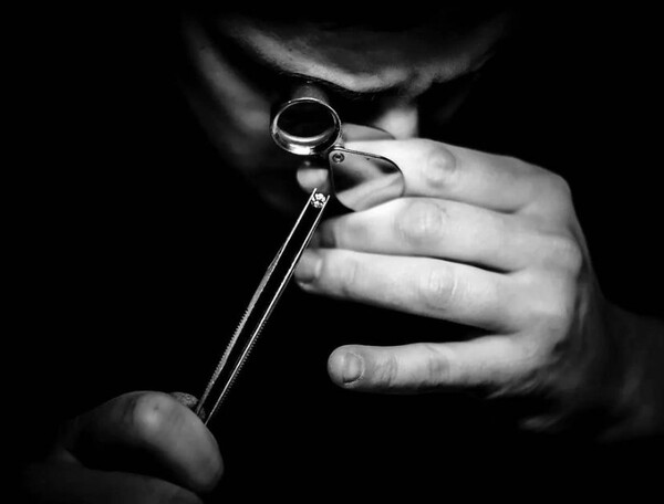 보석을 감정하는 모습. /한국보석학원 인스타그램