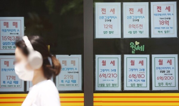 서울 시내 한 부동산 중개업소에 붙은 전월세 안내문. /연합뉴스