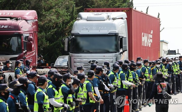 화물연대 총파업 일주일째인 13일 오후 경기도 의왕시 내륙컨테이너기지(ICD)에서 노조원들이 이동 중인 화물차를 향해 선전전을 하고 있다. /연합뉴스