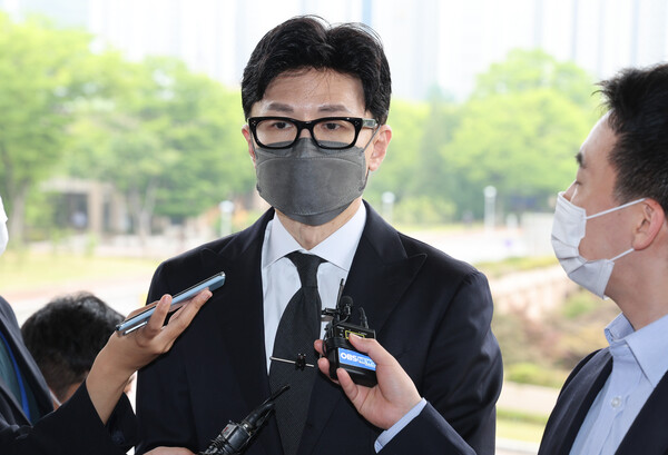 한동훈 법무부 장관이 9일 오후 정부과천청사로 출근하며 취재진의 질문에 답하고 있다. /연합뉴스