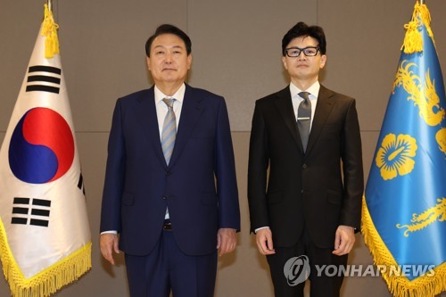 윤석열 대통령이 지난 5월 26일 오전 세종시 정부세종청사에서 열린 국무위원 임명장 수여식에서 한동훈 법무부 장관에게 임명장을 수여한 뒤 기념촬영을 하고 있다. /연합뉴스