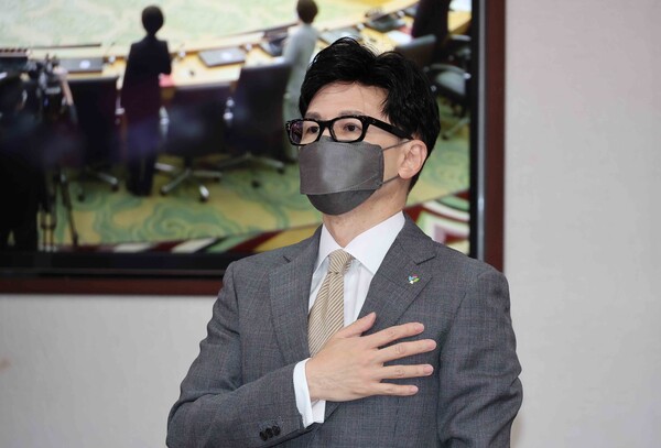 한동훈 법무부 장관이 지난 5월 31일 정부서울청사에서 세종청사와 영상으로 연결해 열린 국무회의 화상회의에서 국기에 경례하고 있다. /연합뉴스