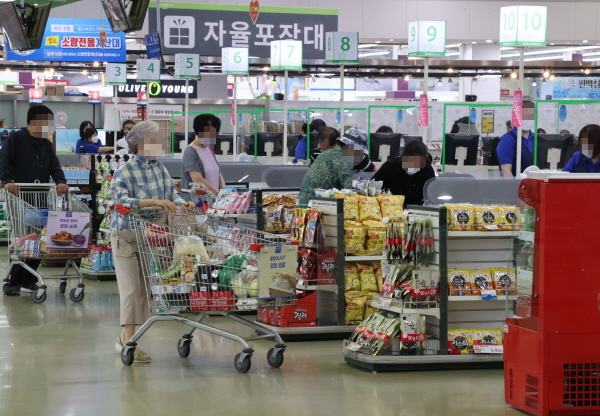 소비자 두 명 중 한 명은 대형마트의 의무휴업일 제도가 골목상권을 살리는 데 실효성이 없다고 인식하고 있는 것으로 나타났다. /연합뉴스
