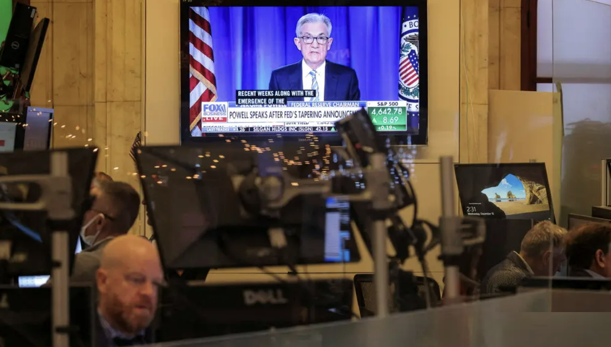 제롬 파월 미국 연방준비제도이사회(FRB) 의장이 뉴욕증권거래소에서 트레이더들이 업무를 보고 있는 가운데 스크린에서 발언을 하고 있다. /AP=연합뉴스