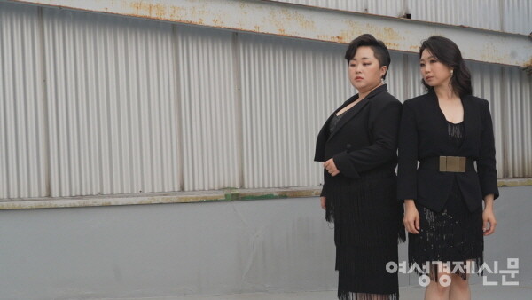 뮤르는 생황, 태평소, 노래, 작곡을 맡고 있는 팀의 ‘대장’ 허새롬(사진 왼쪽)과 피리와 대피리를 주로 연주하는 지혜리(오른쪽)로 이뤄진 2인조 국악 여성밴드다. /이민경 기자