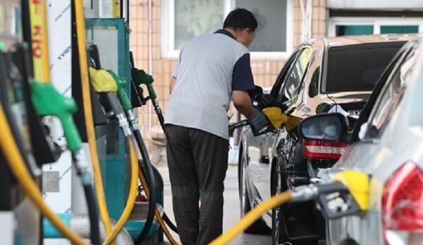 국제유가가 배럴당 120달러를 웃돌며 고공행진을 이어가면서 국내 주유소의 휘발유와 경유 가격도 리터당 2000원을 훌쩍 넘어섰다. 서울시 한 주유소 전경. /연합뉴스