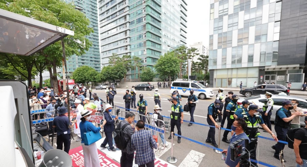 유튜브 채널 '서울의소리' 관계자들이 14일 오후 서울 서초구에 위치한 윤석열 대통령의 자택 앞에서 24시간 집회를 시작하고 있다.이는 경남 양산 문재인 전 대통령 사저 앞에서 열리고 있는 집회·시위의 '맞불 집회'로 이날 오후 2시부터 다음 달 7일까지 매일 방송 차량과 스피커 등을 동원해 집회를 열 예정이다. /연합뉴스