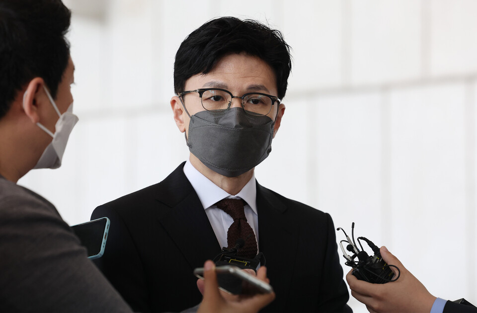 한동훈 법무부 장관이 16일 오전 서울 중구 프레스센터에서 열린 제40회 교정대상 시상식에 참석하기 전 취재진과 만나 검찰 조직 개편 및 보복 수사 등에 대한 입장을 말하고 있다. /연합뉴스