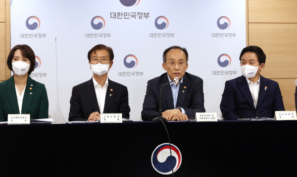 정부는 △재정과 공공기관의 방만한 운영 △4차 산업혁명 시대에 맞지 않는 노동시장과 교육시스템 △금융・서비스산업 혁신 지체 등으로 총요소생산성이 주요 선진국의 절반에도 미치지 못하고 있는 것으로 진단했다. /연합뉴스