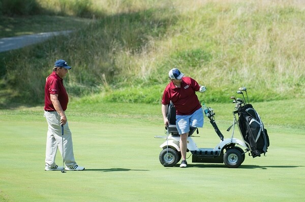 골프장 그린에서 퍼팅 중인 미국 재향군인들 /PGA HOPE