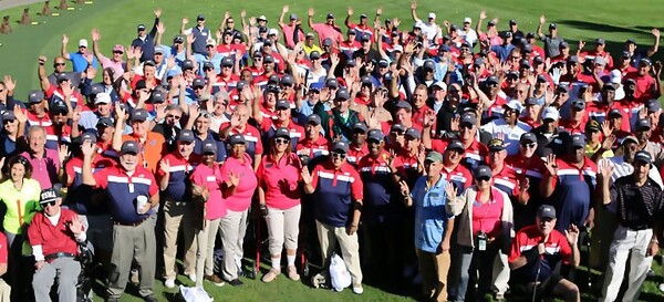 미국 재향군인들이 골프행사를 가진 뒤 기념촬영하고 있다. /피지에이임팩트