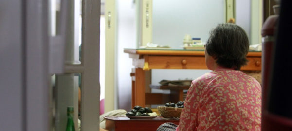 한 독거노인이 창가를 바라보고 있다. 최근 영국 한 대학의 연구 결과에 따르면, 독거 노인 등 고립된 생활을 하는 사람일수록 치매 위험도가 상대적으로 높은 것으로 나타났다. /연합뉴스