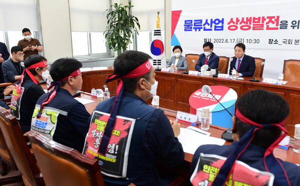 국민의힘 성일종 정책위의장과 이헌승·김정재 의원이 17일 국회에서 열린 물류산업 상생발전을 위한 간담회에서 화물연대 지도부들과 논의하고 있다. /연합뉴스