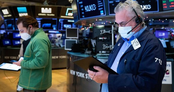 뉴욕 증권 거래소의 트레이더들이 주가를 모니터링하고 있다. /AP=연합뉴스