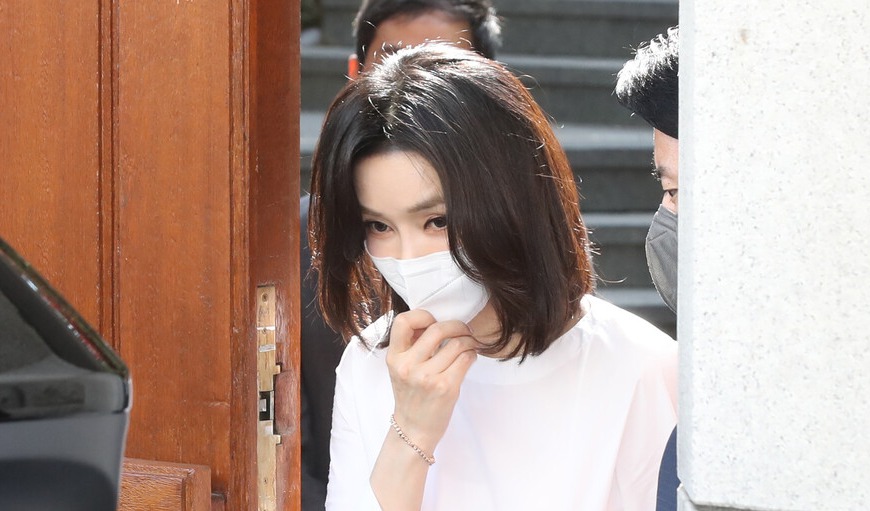 윤석열 대통령 부인 김건희 여사가 16일 오후 고 전두환 전 대통령 부인 이순자 씨를 예방한 뒤 서울 서대문구 연희동 자택을 나서고 있다. /연합뉴스