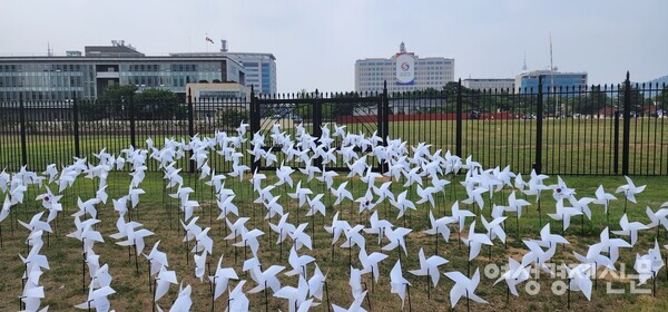 용산공원 '10군단로'에서 바라본 대통령실. /여성경제신문
