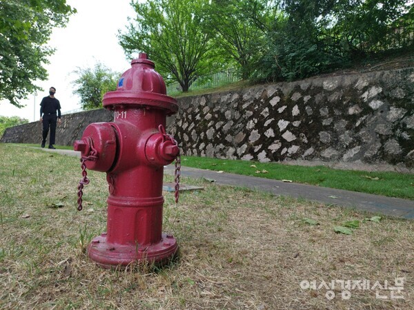 용산공원에 설치된 미국식 소화전. 오각형 너트가 특징이다. /김현우 기자