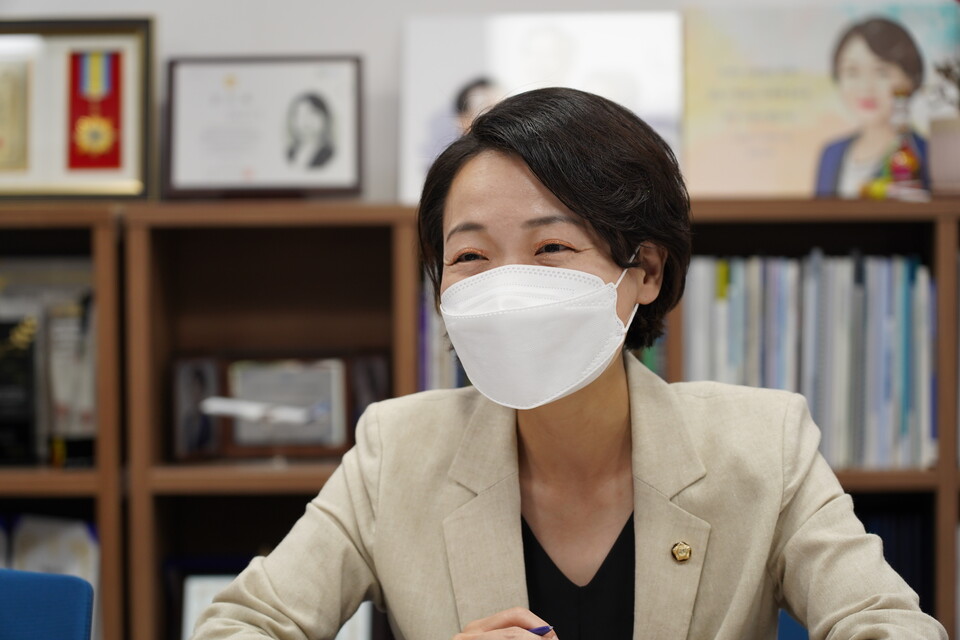 홍정민 의원은 정부의 돌봄정책이 영·유아에만 집중되고 있는 점에 아쉬움을 표했다. 초등 돌봄 공백 개선 등 학령기 아동의 방과후 돌봄 참여율을 높일 필요성이 있다는 것이다. / 장세곤 기자