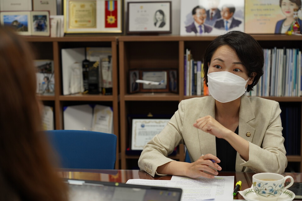 홍정민 의원은 대기업과 달리 열악한 근로 환경에 있는 중소기업 여성들의 고용유지를 위해 대기업의 ESG 상생 방안이 소비자로만 한정되는 것이 아니라 중소기업으로 확대되는 것도 해결 방안 중 하나가 될 수 있을 것이라고 말했다. /장세곤 기자
