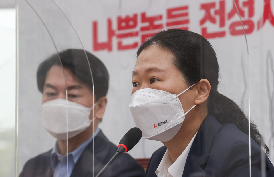 권은희 국민의힘 의원은 21일 안철수 의원이 ‘국민의당 몫 최고위원’으로 정점식 국민의힘 의원을 추천한 배경에 당내 친윤(친윤석열)계와 손잡으려는 목적이 있는 것 아니냐는 의혹에 대해 “그런 해석이 나올 수 있는 여지가 충분히 있다”고 말했다. 사진은 지난해 9월 30일 당시 국민의당 원내대표이던 권 의원이 서울 여의도 국회에서 열린 국민의당 최고위원회의에서 발언하고 있는 모습. /국회사진기자단=연합뉴스