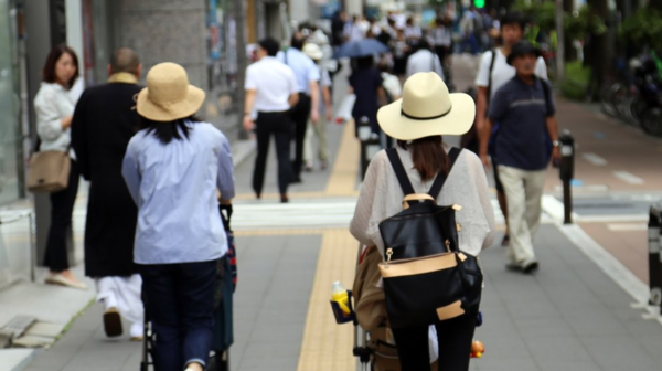 유모차 밀고 가는 여성 /연합뉴스
