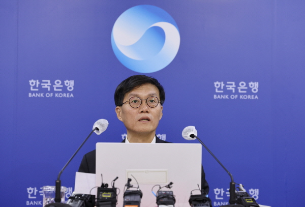 이창용 한은 총재는 21일 ‘물가안정목표 운영상황 점검 보고서’를 발간하면서 기대인플레이션 상승에 대한 우려 목소리를 냈다. /연합뉴스
