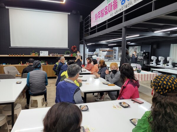 도시민들이 농촌으로 가서 귀농귀촌 현장실습을 하고 있다. /사진=김성주
