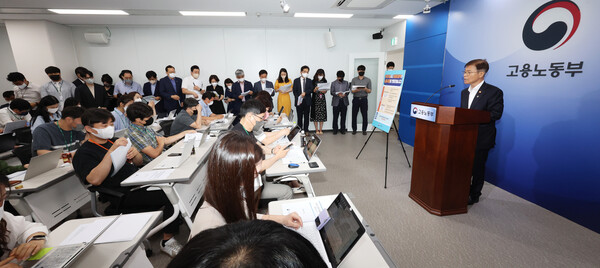 이정식 고용노동부 장관이 23일 오전 정부세종청사에서 노동시장 개혁 추진방향과 관련해 브리핑하고 있다. /연합뉴스