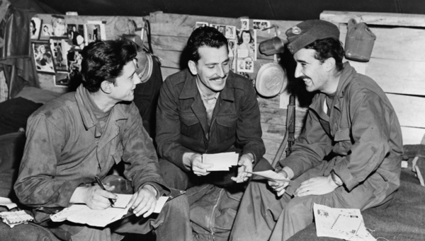 1951년 6·25전쟁 당시, 고향에서 온 편지를 읽는 그리스군. /국가기록원