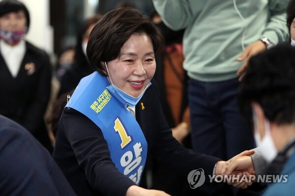 지지자와 악수하는 양향자 의원 /연합뉴스